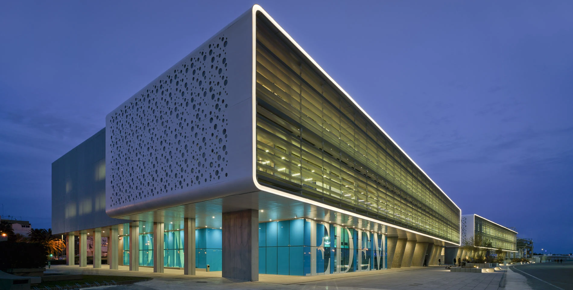 Edificio de EDEM en Marina de Empresas, Valencia, al anochecer