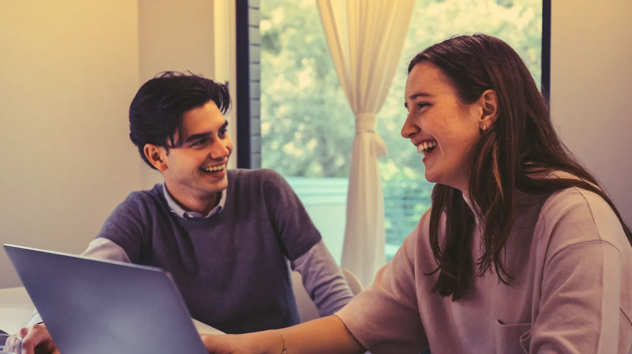 Dos profesionales conversando durante una reunión de trabajo